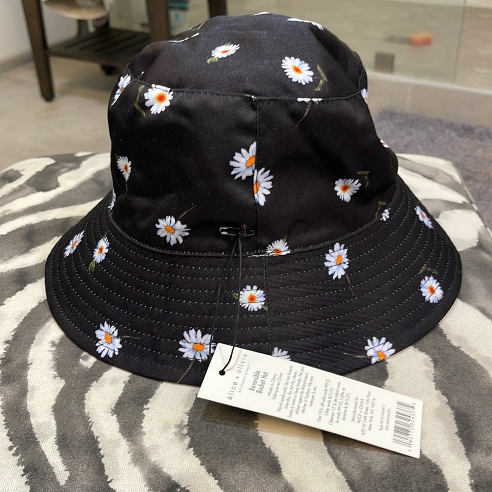 Alice + Olivia bucket hat
